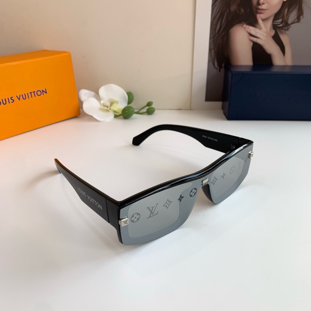 LV Black Round Frame Sunglasses with Glossy Finish
